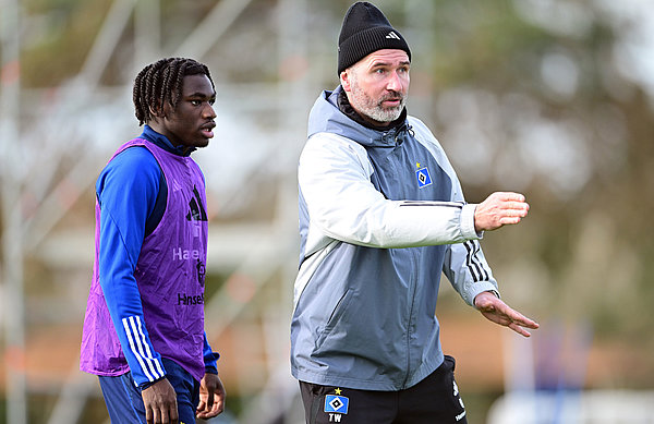 "Da geht's lang" - Nachwuchsspieler Fabio Balde (li.), der erstmals mit den Profis im Trainingslager ist, bekommt Anweisungen von Trainer Tim Walter. "Da geht's lang" - Nachwuchsspieler Fabio Balde (li.), der erstmals mit den Profis im Trainingslager ist, bekommt Anweisungen von Trainer Tim Walter.