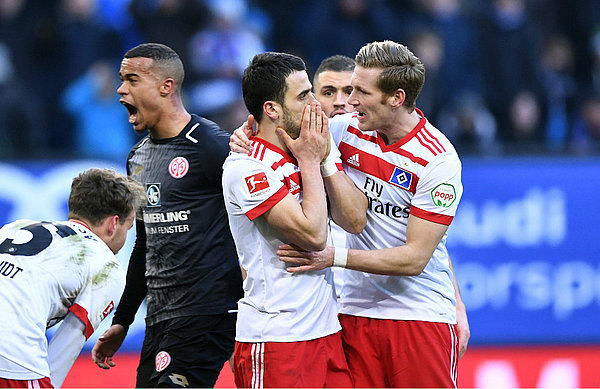 Andre Hahn klopft Filip Kostic nach dem verschossenen Elfmeter auf die Schulter. 