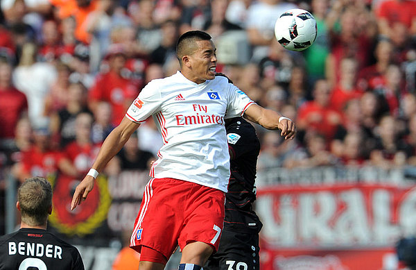 Bobby Wood beim Kopfballduell im Spiel bei Bayer 04 Leverkusen.