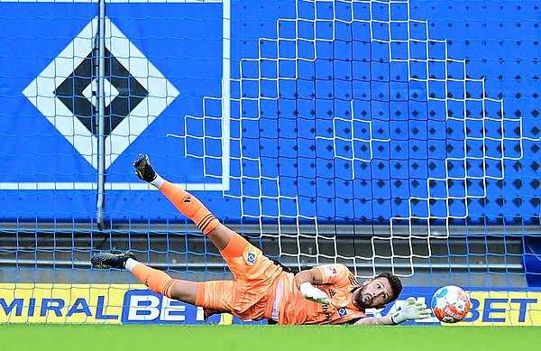 Die HSV-Defensive um Keeper Daniel Heuer Fernandes konnte die Null bis zum Schlusspfiff halten. Daniel Heuer Fernandes hält den Ball.