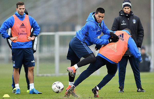 Der Fokus in der kommenden Trainingswoche liegt ganz auf den FC Augsburg. Wieder mit dabei ist neben Albin Ekdal auch Bobby Wood. Bobby Wood im Trainingszweikampf mit Ashton Götz.