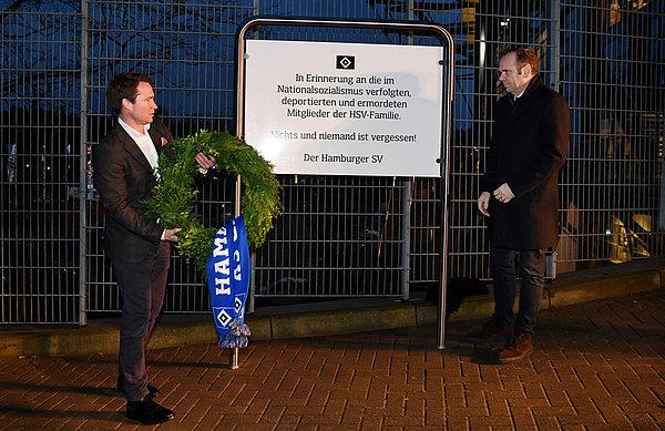 Nach ihren Worten weihten Bernd Hoffmann (rechts) und Moritz Schaefer (links) die Erinnerungstafel am Volksparkstadion ein.