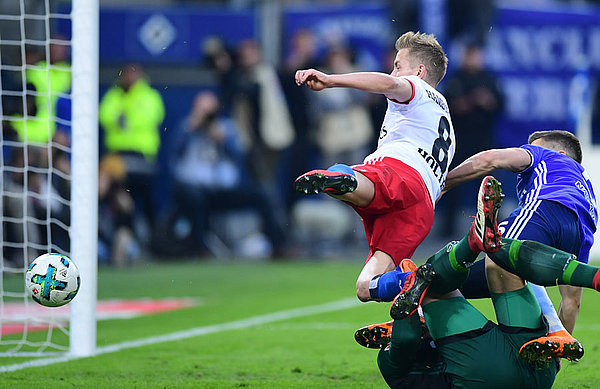 Lewis Holtby haut das Ding über die Linie. 