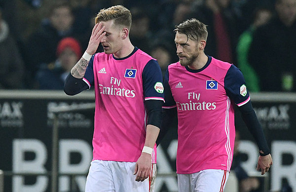 Andre Hahn fasst sich an den Kopf, Aaron Hunt läuft daneben. 