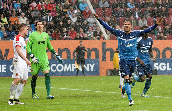 NIcolai Müller jubelt mit ausgestreckten Armen beim Spiel in Augsburg.