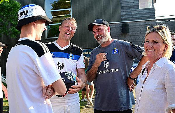 Reger Austausch: Die Rothosen, hier vertretend durch Cheftrainer Tim Walter, mischten sich unter die Fans und zeigten sich gesprächig. Reger Austausch: Die Rothosen, hier vertretend durch Cheftrainer Tim Walter, mischten sich unter die Fans und zeigten sich gesprächig.