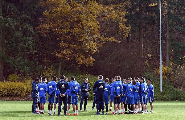 Der Mannschaftskreis vor dem Training in Barsinghausen.