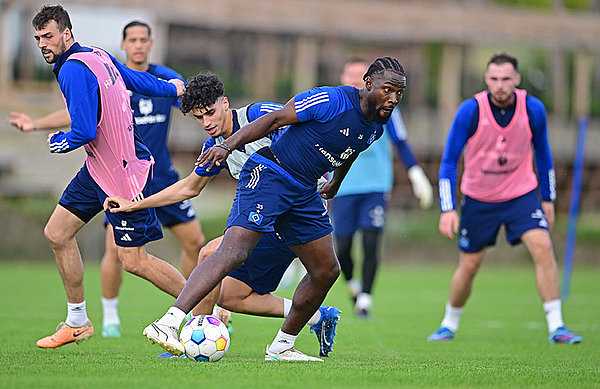 Power im Training: Stephan Ambrosius behauptet die Kugel gegen Omar Megeed. Power im Training: Stephan Ambrosius behauptet die Kugel gegen Omar Megeed.