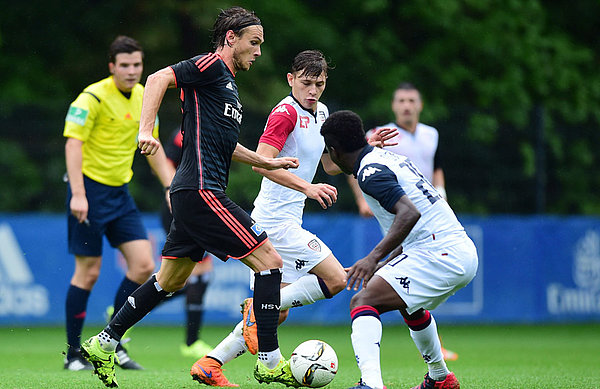 Albin Ekdal im Zweikampf gegen einen Spieler von Cagliari Calcio im letzten Jahr.