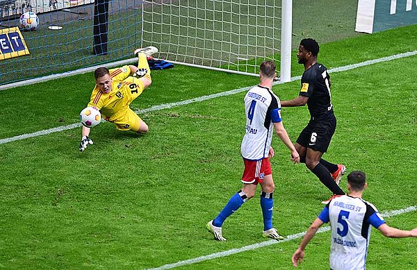 Schlüsselszene: Matheo Raab vereitelt gegen Toure den Rückstand und leitet mit seiner Rettungstat sogar die 2:1-Führung für seine Farben ein. 