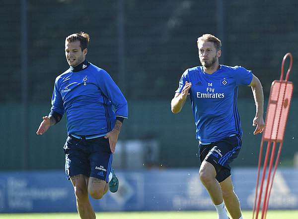 Dennis Diekmeier (li.) und Aaron Hunt (re.) brennen nach der Länderspielpause auf einen Einsatz. Dennis Diekmeier und Aaron Hunt sprinten über den Trainingsplatz.
