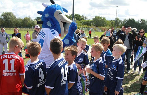 Dino Hermann ließ es sich nicht nehmen, auch einmal beim Finale des Fußballschulen-Cups in Tornesch vorbei zu schauen.