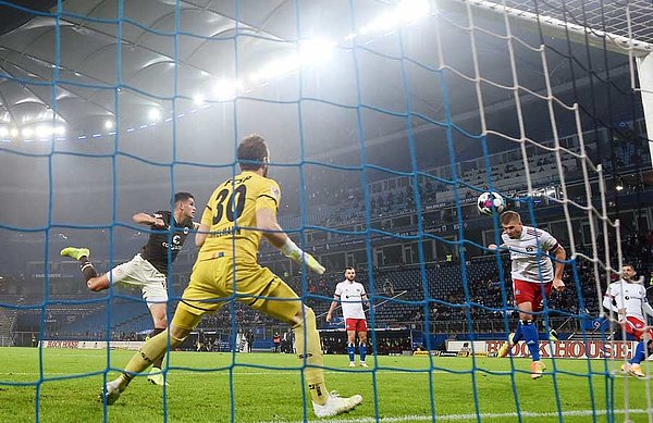 Und wieder drin: Simon Terodde lässt sich nicht stoppen, köpft hier das 1:0 für den HSV und schnürt am Ende seinen vierten Doppelpack der Saison. Und wieder drin: Simon Terodde lässt sich nicht stoppen, köpft hier das 1:0 für den HSV und schnürt am Ende seinen vierten Doppelpack der Saison.