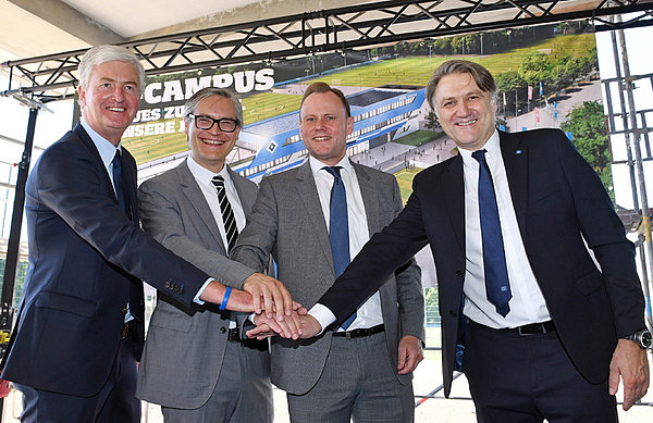 Am Mittwoch (20. Juli) kamen v. li. Bernhard Peters, Andy Grote, Alexander Otto und Dietmar Beiersdorfer beim Richtfest zusammen. Bernhard Peters, Andy Grote, Alexander Otto und Dietmar Beiersdorfer stehen beim Richtfest zusammen und reichen sich die Hand.