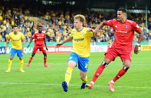 Robert Glatzel in action in the first round against Eintracht Braunschweig