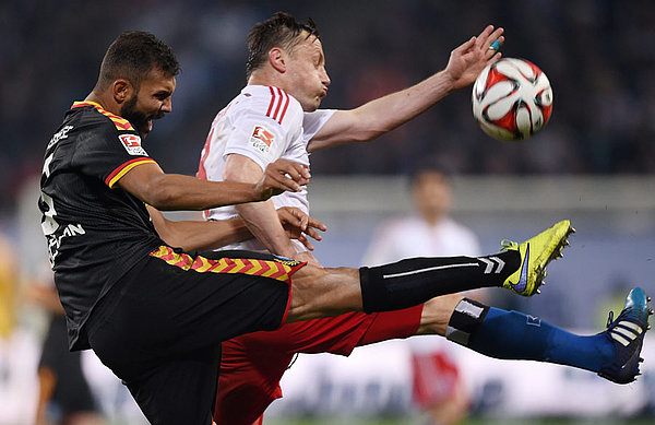 Daniel Gordon is the only remaining Karlsruhe player to have played against HSV in the famous relegation play-off in 2015, seen here battling with Ivica Olic.