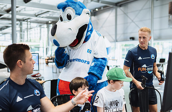 Auch "Heisen", Dino Hermann und "Quinten" (v.l.n.r.) hatten bei der eMeisterschaft im Porsche Zentrum Hamburg reichlich Spaß.