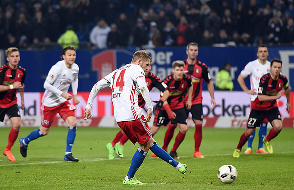 Aaron Hunt misses a penalty against Freiburg.