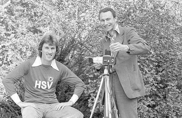 Selten im Rampenlicht: Manfred Kaltz im Jahr 1978 bei einem Fototermin mit Sportfotograf Wilfried Witters.