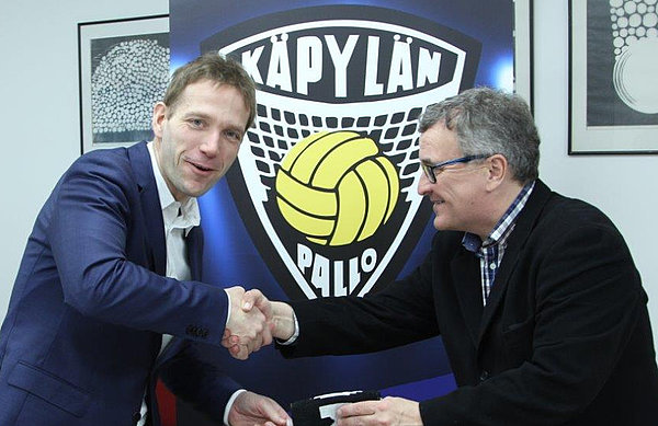 Dr. Dieter Gudel (l.) übergibt einen HSV-Wimpel an Juha Valla von Käpylän Pallo.