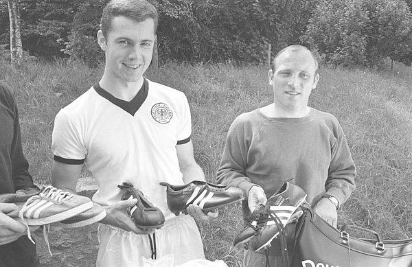 Uwe Seeler im Jahr 1966 an der Seite von Franz Beckenbauer. Uwe Seeler im Jahr 1966 an der Seite von Franz Beckenbauer.