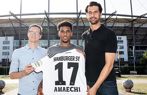 Xavier Amaechi (Mi.) vor dem Volksparkstadion mit Michael Mutzel und Jonas Boldt.