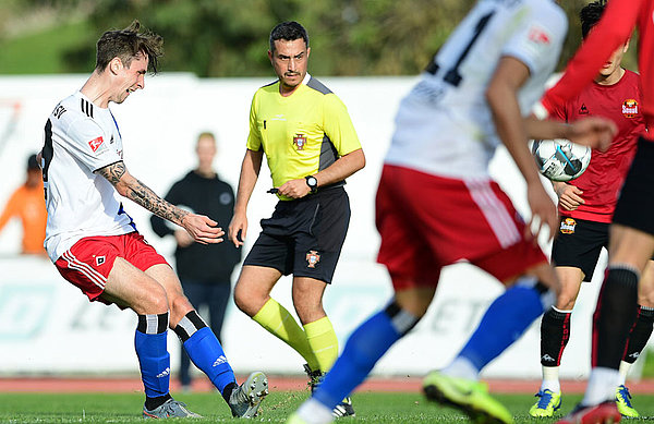 HSV-Mittelfeldspieler Adrian Fein erzielte in dieser Szene mit einem wunderbaren Schlenzer das zwischenzeitliche 1:0 für die Hamburger. HSV-Mittelfeldspieler Adrian Fein erzielte in dieser Szene mit einem wunderbaren Schlenzer das zwischenzeitliche 1:0 für die Hamburger.