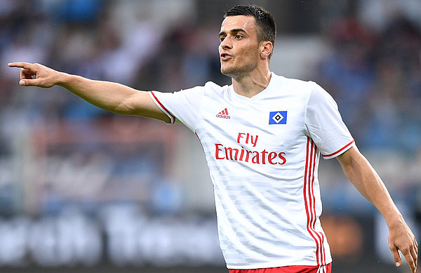 Gegen Bochum versuchte sich Kostic schon gut einzubringen. Bis alle Räder ineinandergreifen, wird es aber noch etwas dauern. Kostic zeigt im Testspiel gegen Bochum, wo er den Ball hin haben möchte.