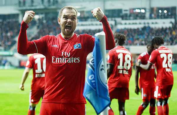 Lasogga jubelt über seinen Treffer im Pokal-Viertelfinale.