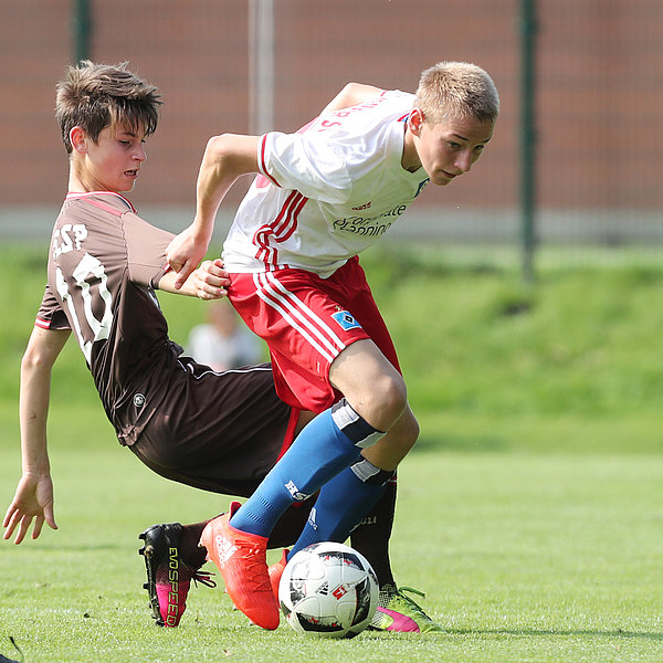 Valentin Brandis und die U16 reisen nach Meppen. Valentin Brandis schirmt den Ball ab.