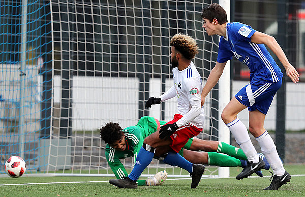 U19-Kicker Ogechika heil (l.) machte gegen Niendorf seine Saisontore sieben und acht.