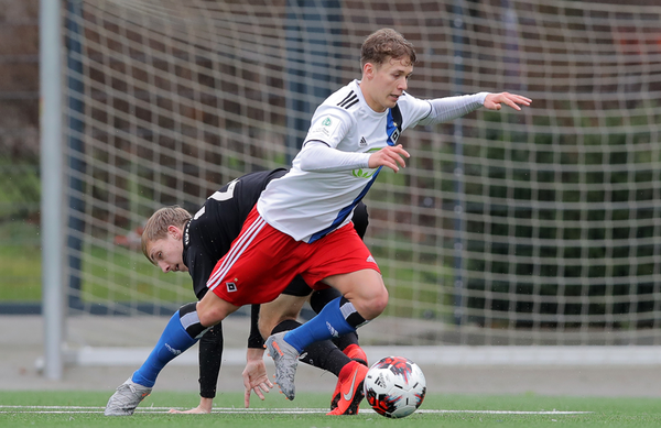 Anssi Suhonen setzt sich gegen einen Gegenspieler durch.