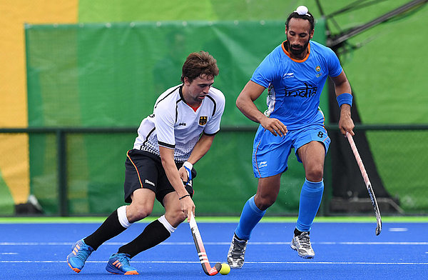 Tobias Hauke im Zweikampf mit einem indischen Hockeyspieler.