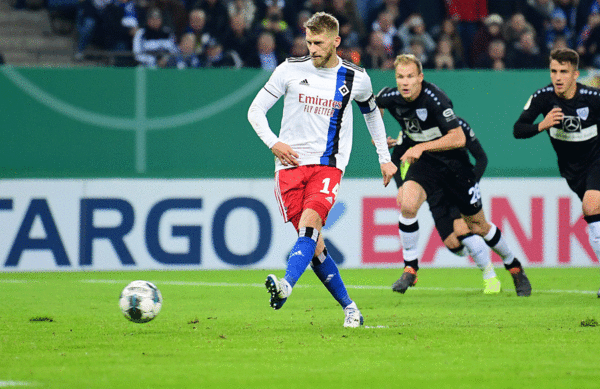 Aaron Hunt war wieder von beginn an dabei und verwandelte den Strafstoß zum 1:1 sicher.