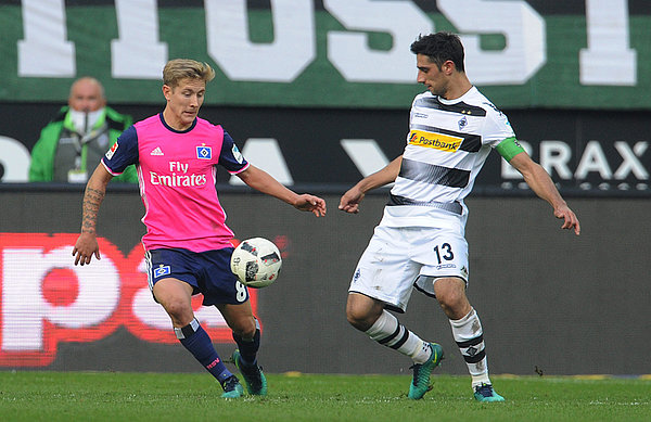Lewis Holtby und Lars Stindl im Zweikampf. 