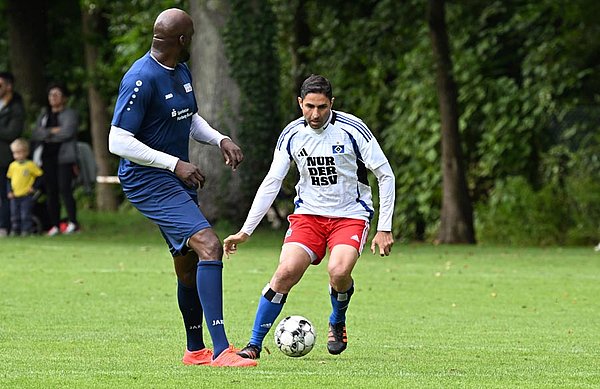Vahid Hashemian setzt sich gegen Morike Sako durch. Vahid Hashemian setzt sich gegen Morike Sako durch.