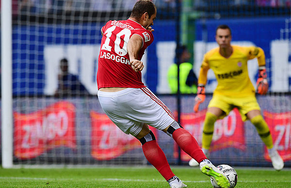 Pierre-Michel Lasogga schießt den Ball aufs Tor.