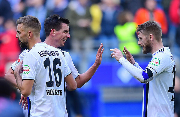 Gut gemacht, Käpt`n! Chris Moritz gratuliert Mannschaftskapitän Aaron Hunt zur guten Leistung und seinem entscheidenden Tor. Gut gemacht, Käpt`n! Chris Moritz gratuliert Mannschaftskapitän Aaron Hunt zur guten Leistung und seinem entscheidenden Tor.