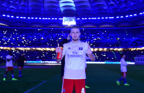 Rick van Drongelen und sein Team feierten noch lange nach Schlusspfiff mit den Fans den geglückten Jahresabschluss sowie die Verteidigung der Tabellenführung. Rick van Drongelen und sein Team feierten noch lange nach Schlusspfiff mit den Fans den geglückten Jahresabschluss sowie die Verteidigung der Tabellenführung.