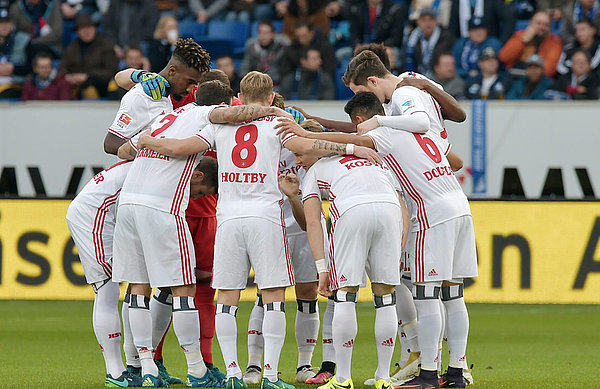 Die Mannschaft bildet vor dem Spiel in Hoffenheim einen Kreis.