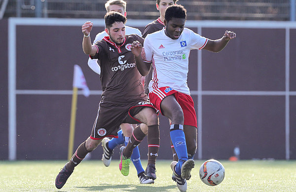 Hart umkämpft war die Partie der U16 beim FC St. Pauli. Hart umkämpft war die Partie der U16 beim FC St. Pauli.