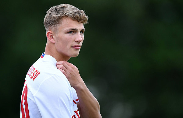 Markus Gisdol setzte in Büsum zahlreiche Nachwuchsspieler wie Fiete Arp (17) ein. Fiete Arp beim Testspiel in Büsum.