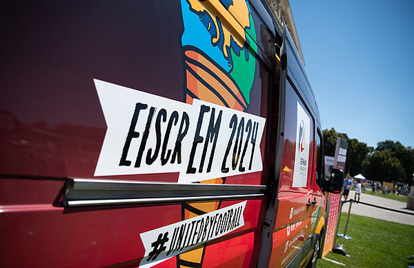 Im Rahmen der EM-Bewerbung Deutschlands kommt der DFB mit einem Eiswagen zum Volksparkfest und verteilt gratis Eiskugeln. Der Eiswagen des DFB.