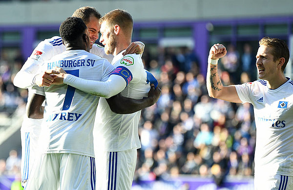 Die HSV-Profis bejubeln das 2:1.