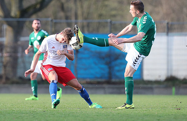 Beide Teams kämpften mir harten Bandagen. Hier kriegt Dren Feka (l.) einen Fuß ab. Beide Teams kämpften mir harten Bandagen. Hier kriegt Dren Feka (l.) einen Fuß ab.