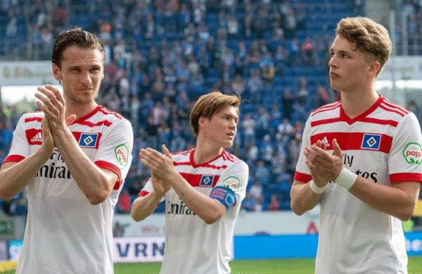 Die Mannschaft wurde nach Spielende von den mehr als 3.000 mitgereisten HSV-Fans mit Anfeuerungen und Applaus verabschiedet - und gab den Beifall als Dank für die großartige Unterstützung zurück. Der Zusammenhalt stimmt!