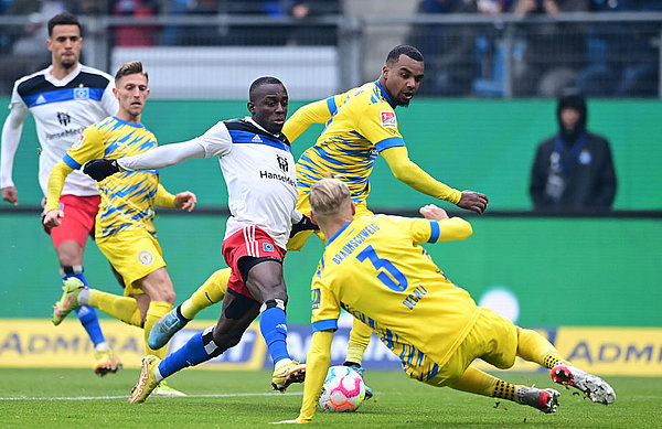 HSV winger Jean-Luc Dompé was almost unstoppable on his solo runs and set up two HSV goals.