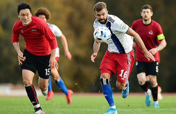 Gegen den FC Seoul konnte Lukas Hinterseer in der zweiten Halbzeit zwar durchspielen, danach klagte der Österreicher allerdings über Unwohlsein. Lukas Hinterseer sprintet gegen den FC Seoul zum Ball.