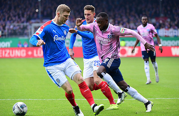 David Kinsombi im Tempodribbling.