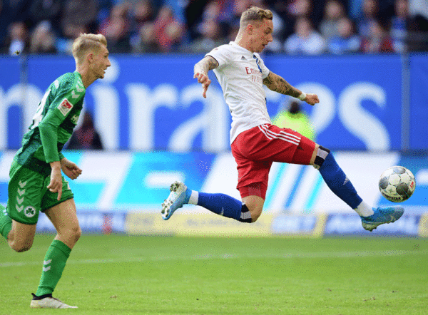 Sonny Kittel nimmt den Ball mit der Fußspitze herunter. 